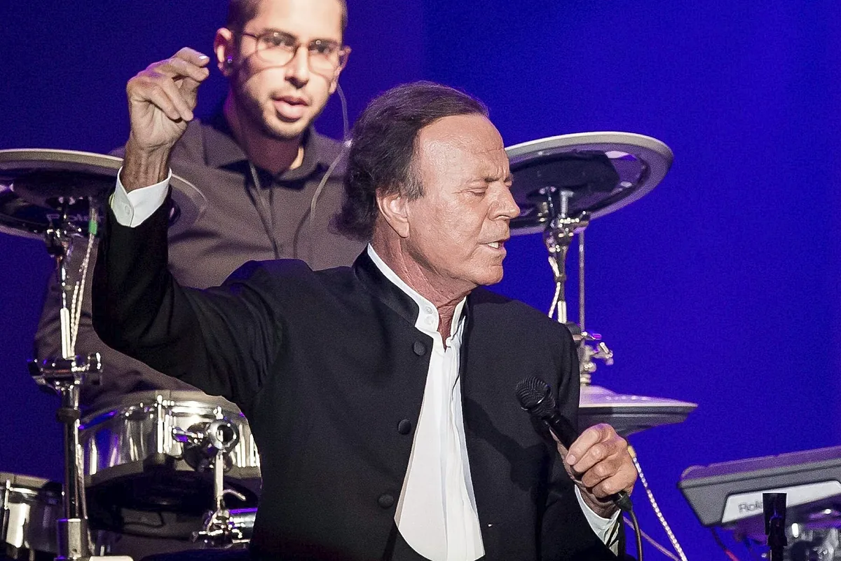 Julio Iglesias denuncia a Yolanda Díaz por intromisión al honor y le reclama 50.000 euros