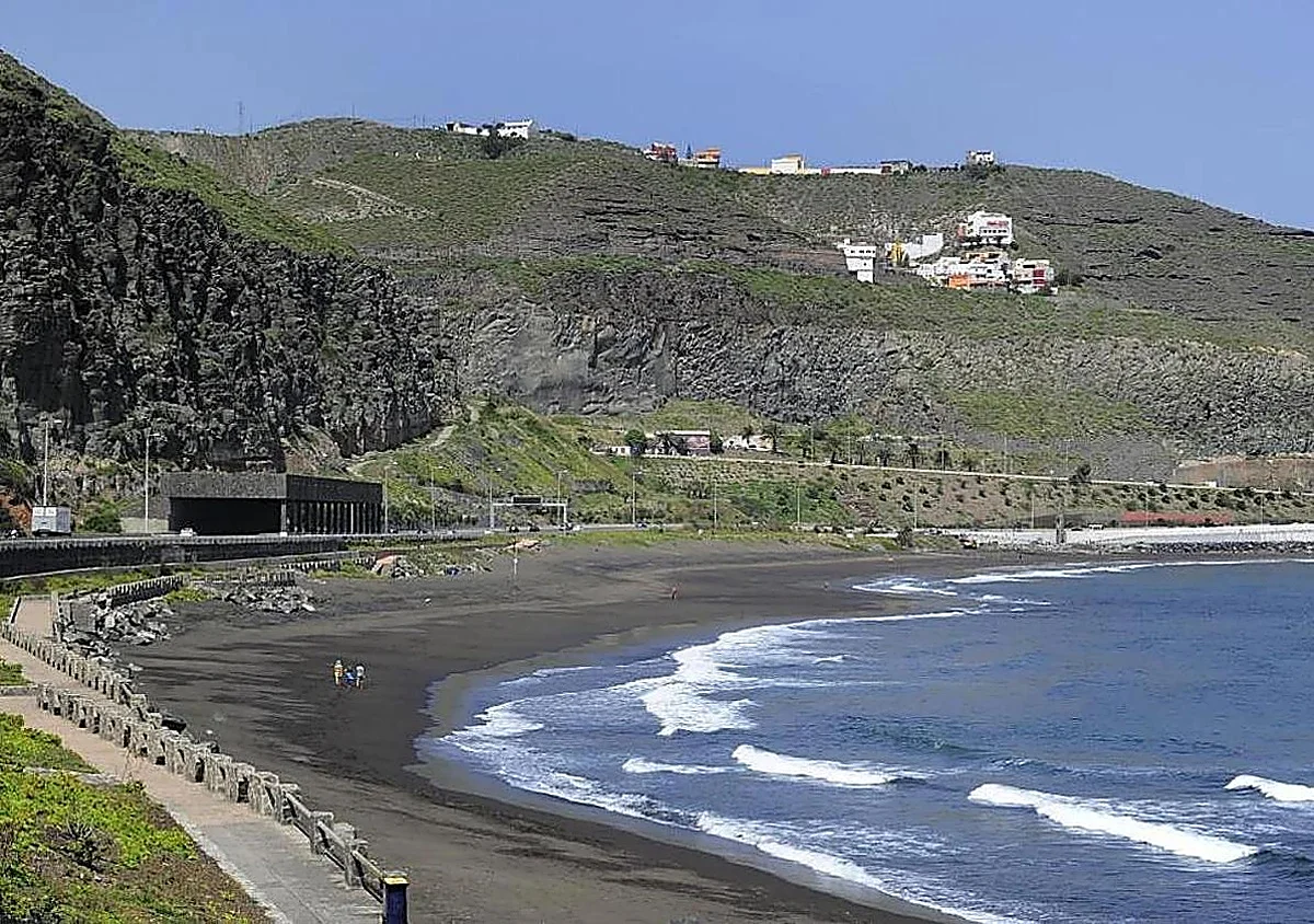 Muere una niña de 11 años en una playa de Las Palmas y rescatan a otro menor en el mar