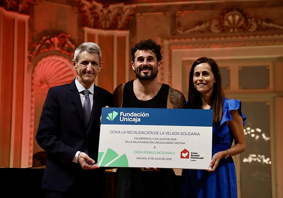 Fundación Unicaja entrega la recaudación de su velada solidaria con Antoñito Molina a la Casa Ronald McDonald