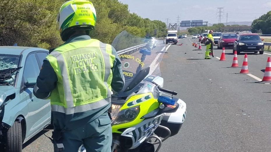 Muere un hombre de 74 años tras ser atropellado en la A-7 a su paso por Marbella: salía de su camión averiado