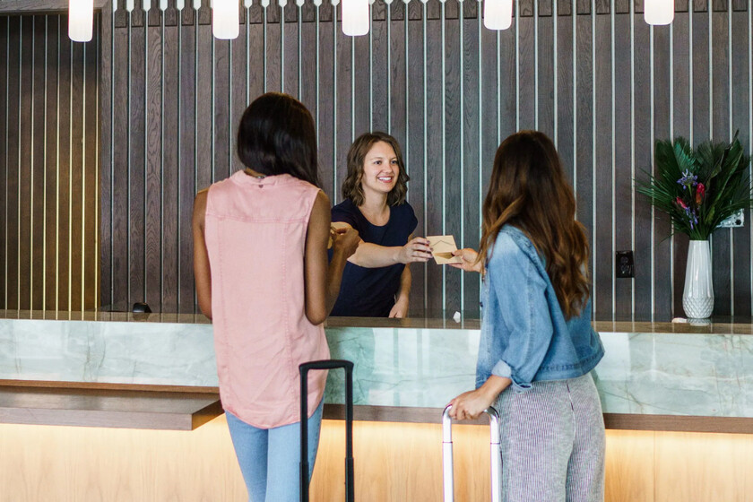 Cada vez hay que entrar más tarde y salir antes de los hoteles. La razón es simple: es otra excusa para cobrar más