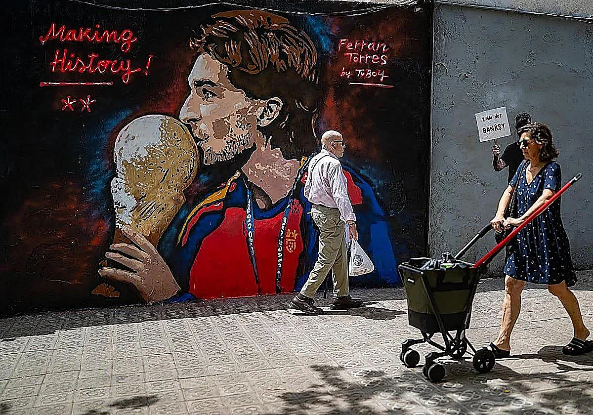 Vandalizan el mural de Ferran Torres recién estrenado en Barcelona: «Queremos selecciones catalanas»