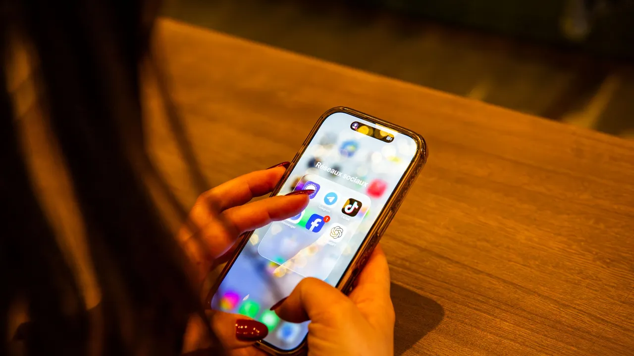 Francia se convierte en el primer país europeo en prohibir redes sociales a menores de 15 años