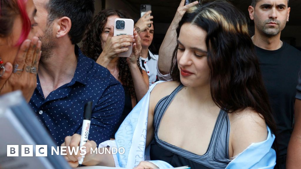 La cantante Rosalía pide "perdón" tras compartir en sus redes un video considerado ofensivo en Argentina después de la final del Mundial