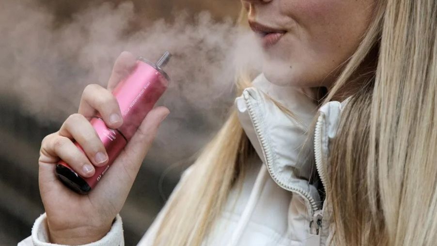 Crece la polémica social: ¿deben los padres pagar multas si un hijo menor fuma u obligarle a realizar trabajos sociales?