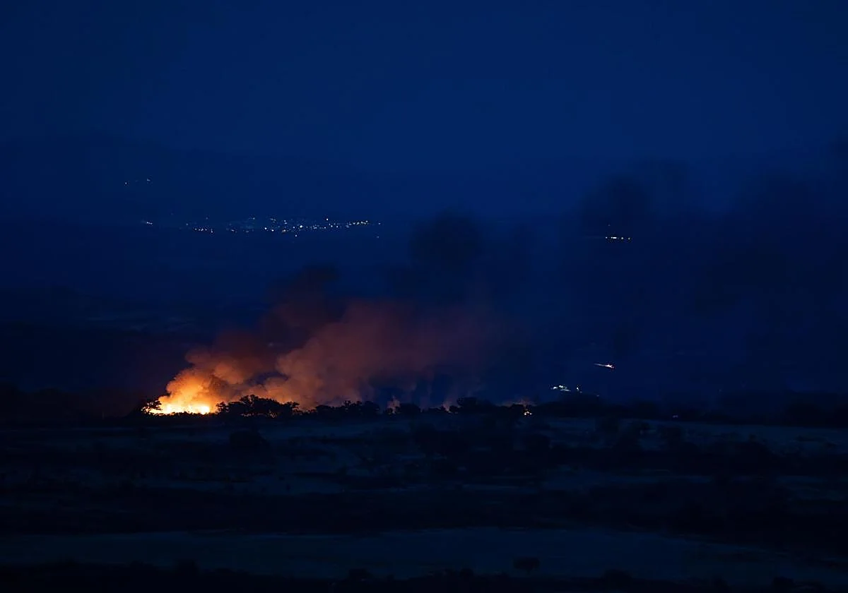 Desalojadas casi 400 personas en Villanueva de las Cruces por un incendio complicado por el viento en la provincia de Huelva