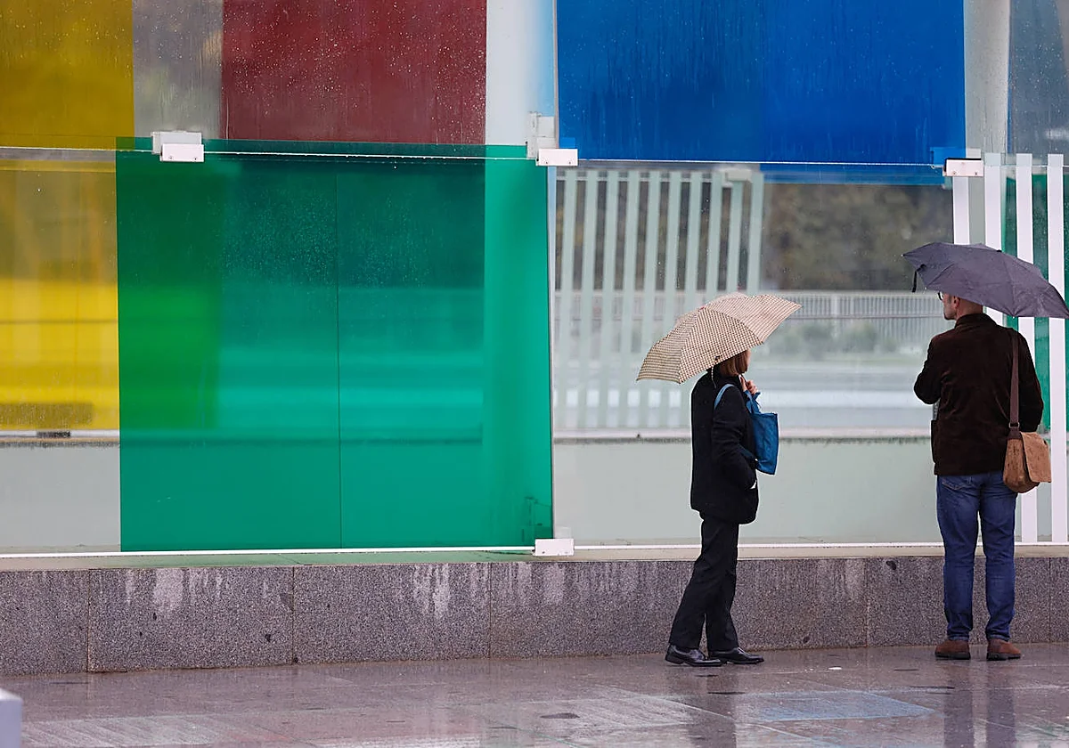 Málaga entra en aviso este sábado por fuertes lluvias y oleaje: estas son las horas con más riesgo