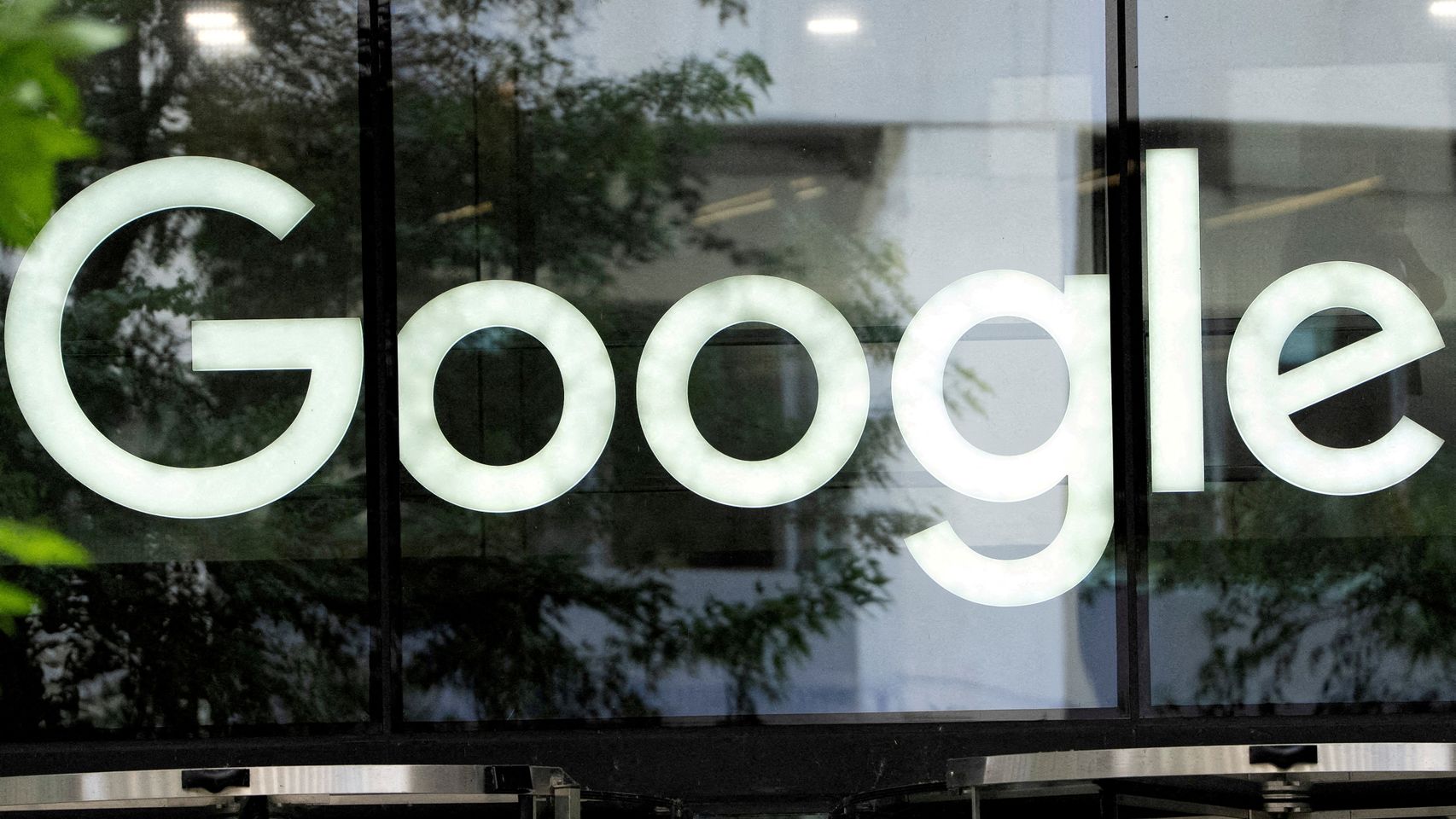 Bruselas impone una multa de 890 millones a Google por dar ventaja a sus servicios y arrinconar a sus rivales