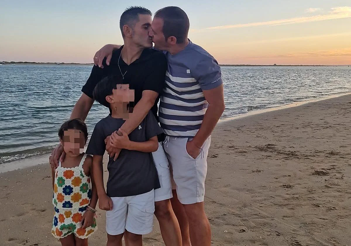 Un concejal sevillano denuncia comentarios homófobos tras publicar una foto con su familia