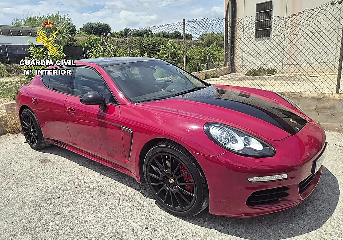 Dos detenidos por robar un Porsche Panamera y gastar 1.500 euros en compras con una tarjeta sustraída en Murcia