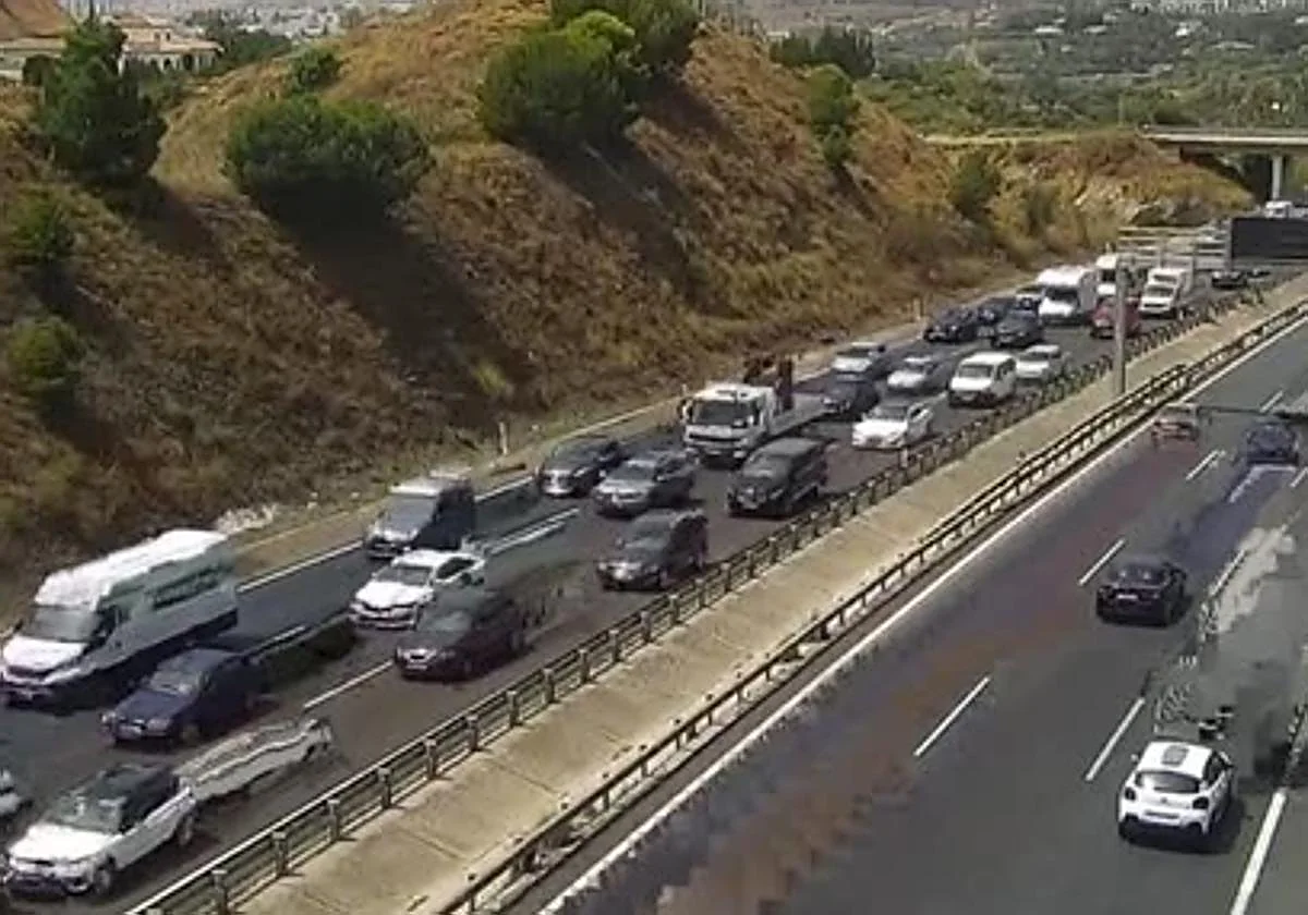 Retenciones en la A-7 a la altura de Fuengirola por un accidente con tres vehículos implicados