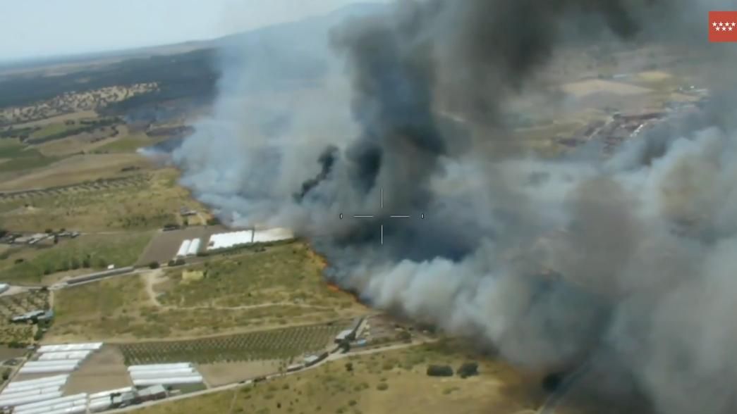 Confinan una residencia de mayores por un incendio forestal en San Martín de Valdeiglesias