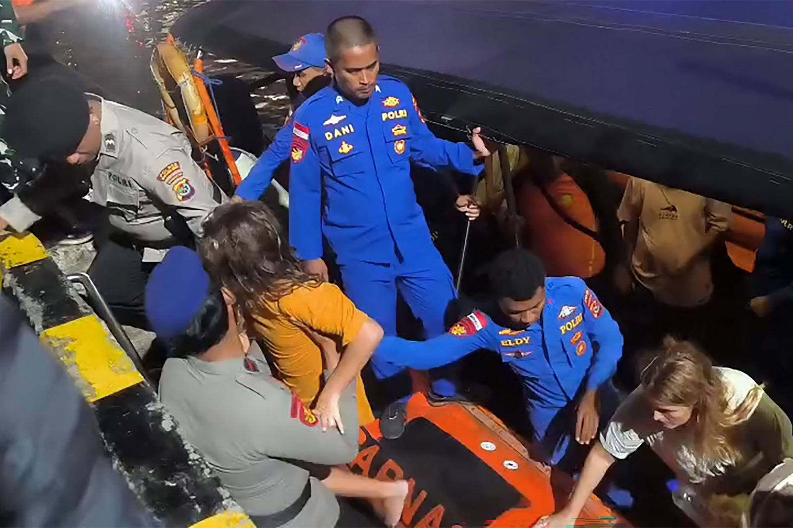 Una familia española desaparecida en Indonesia tras el naufragio de un barco