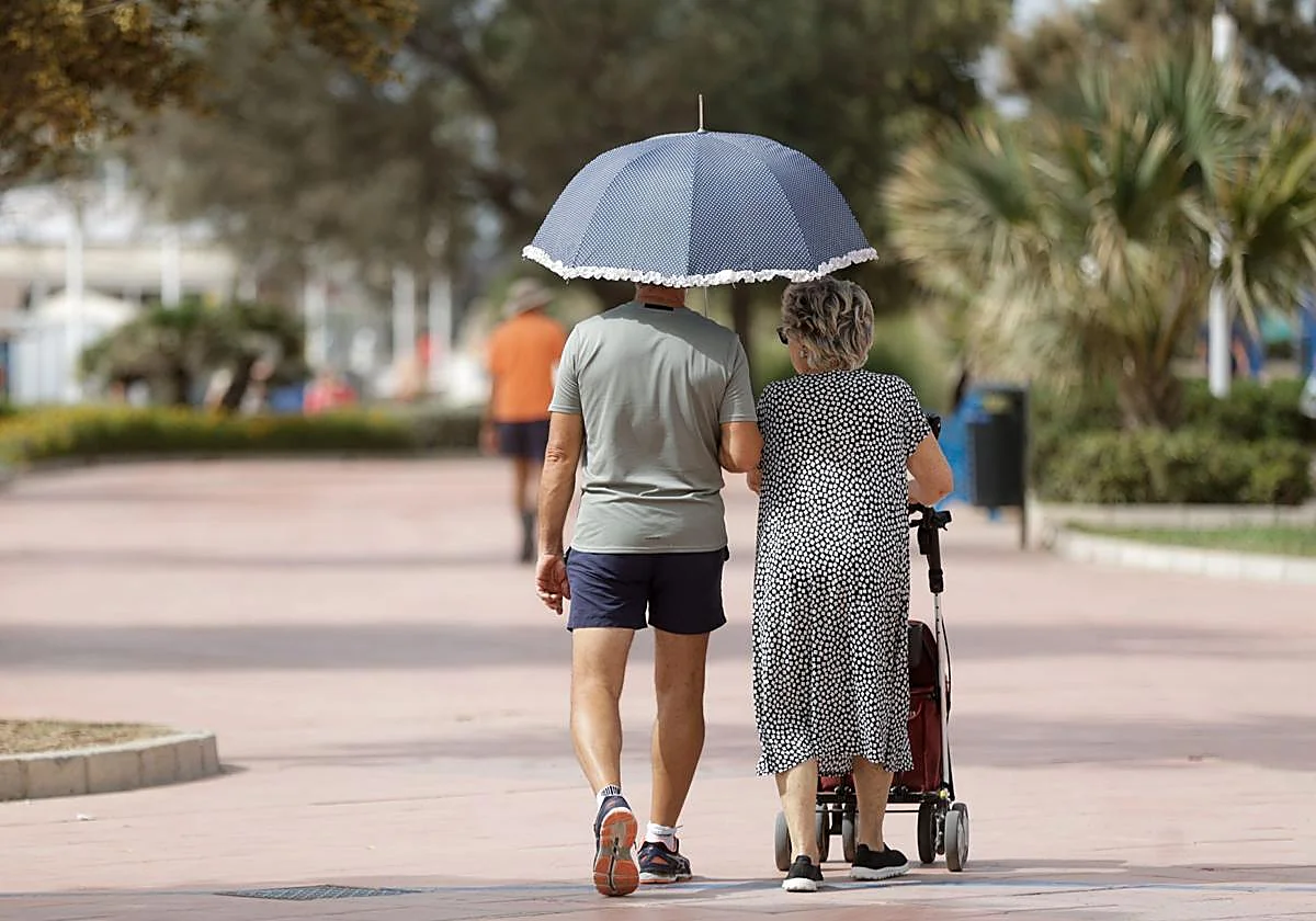 Meteorología activa el aviso naranja este viernes en Málaga capital, que superará los 40 grados