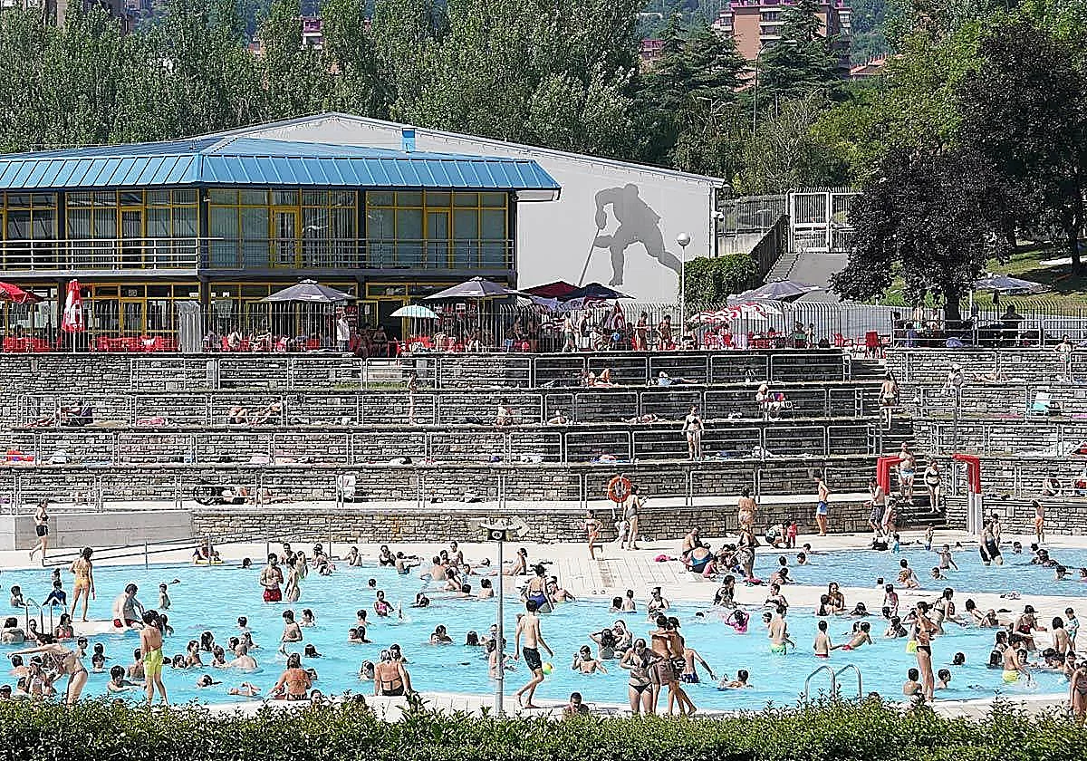 Agreden a un socorrista de un polideportivo en Bilbao que les llamó la atención por no ducharse antes de entrar en la piscina