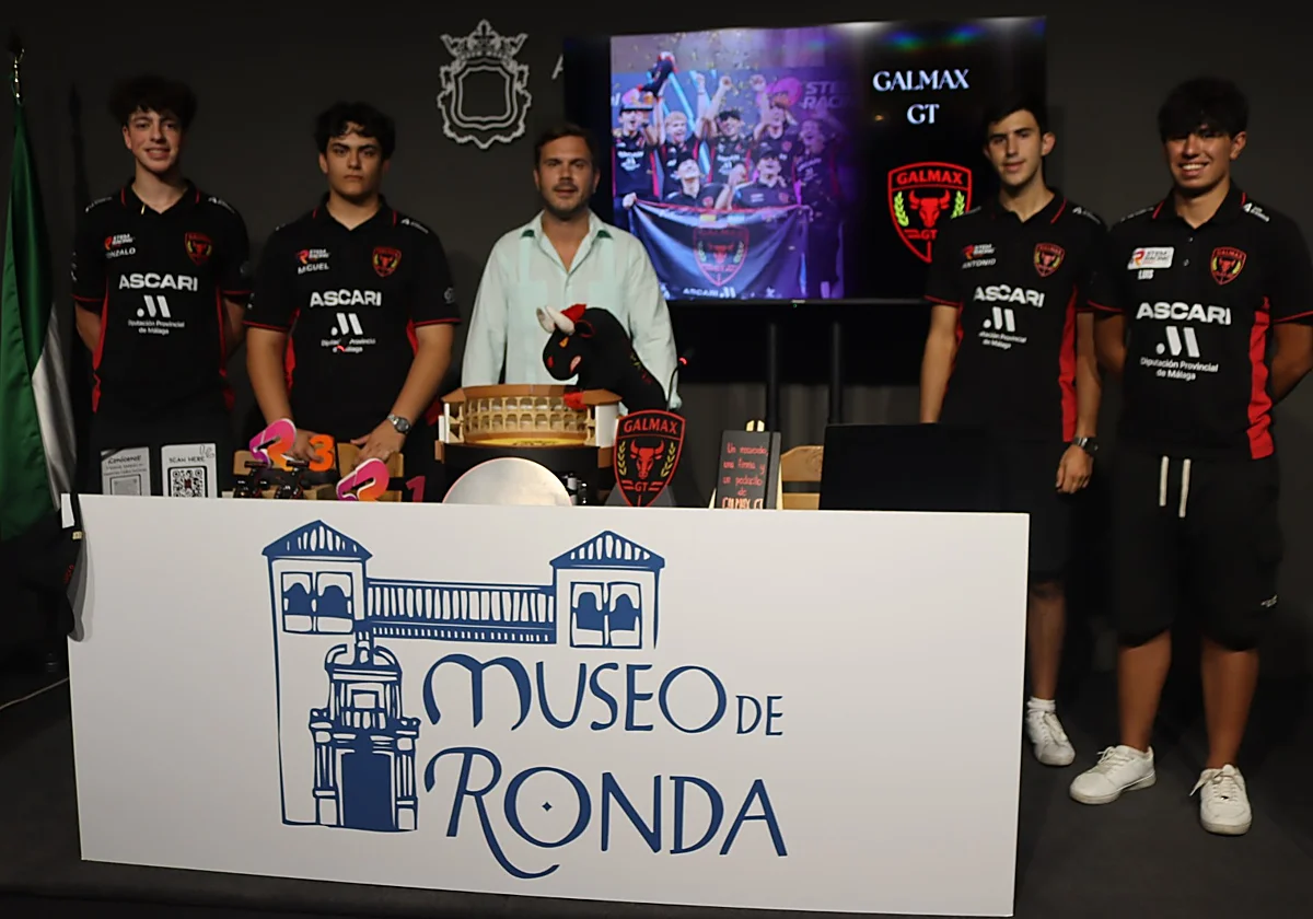 Los jóvenes de una escudería escolar rondeña aceleran para reunir 50.000 euros y competir en Singapur