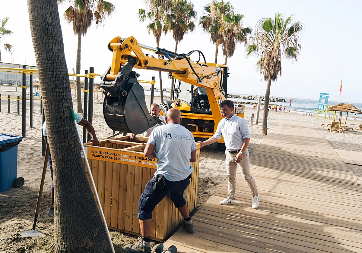 Marbella moderniza la recogida de residuos en sus playas con la instalación de 104 nuevas islas de reciclaje