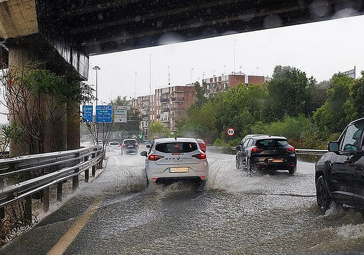 Activan el plan territorial de emergencia de Protección Civil tras el aviso naranja por lluvia en Málaga