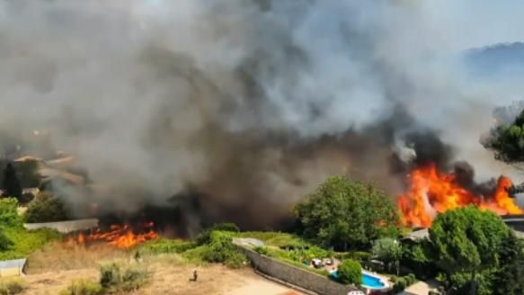 Madrid, ante un incendio "fuera de capacidad de extinción": vientos de 50 km/h avivan los frentes con más de 40.000 evacuados