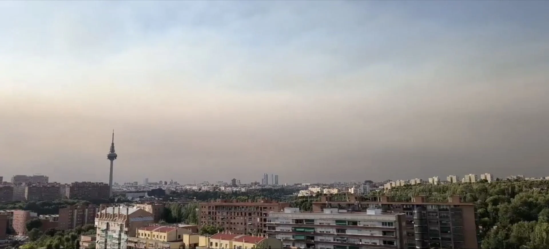 El humo y las cenizas de los incendios forestales alcanzan Madrid