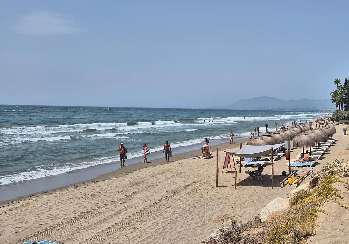 La recomendación de no bañarse en dos playas de Marbella se mantiene todo el fin de semana