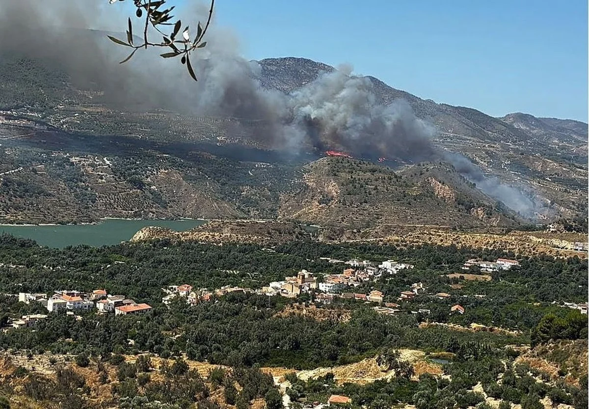 La Junta de Andalucía confina una localidad por un incendio en la provincia de Granada