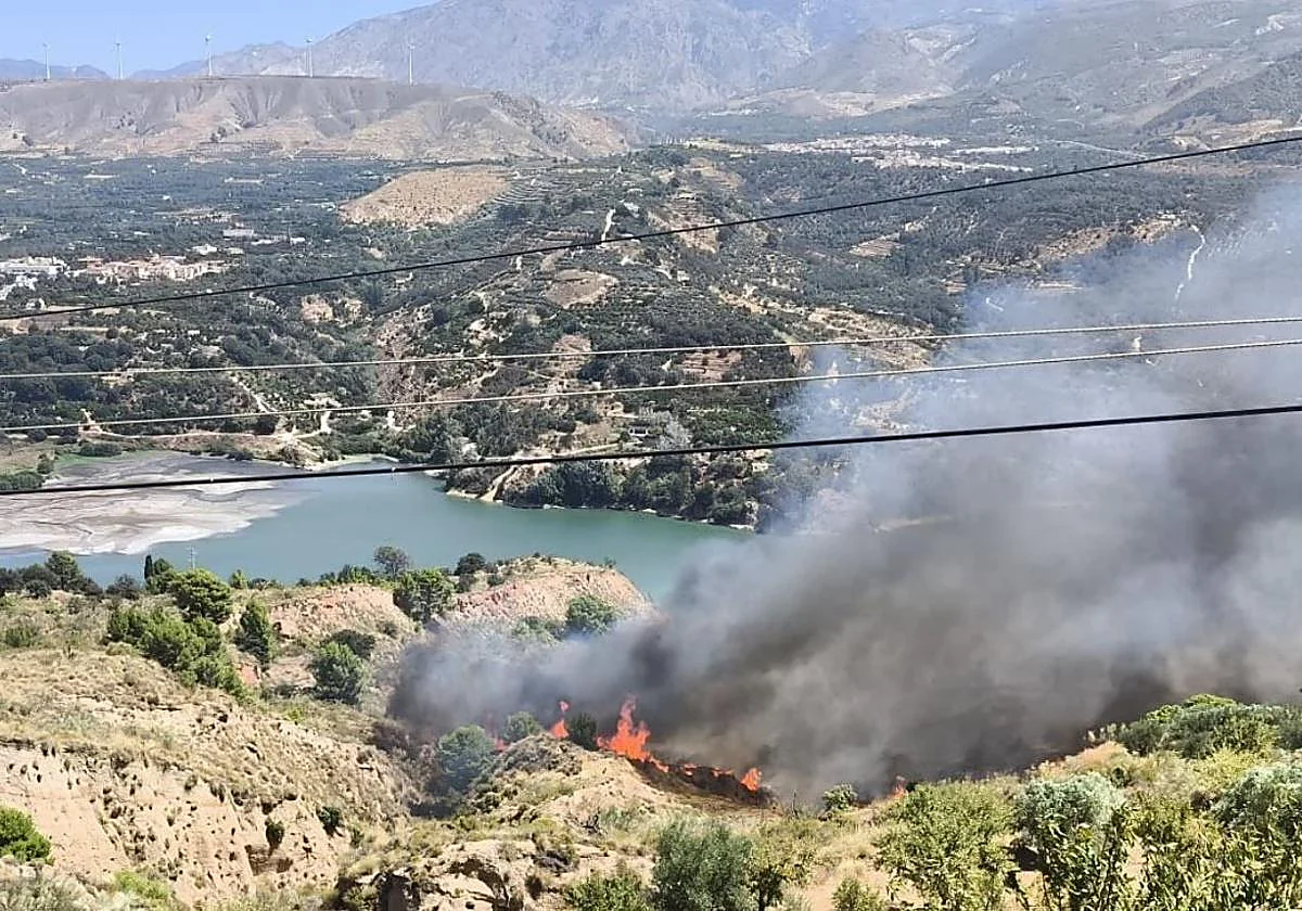 El incendio de Granada se complica: La Junta confina a vecinos y activa la fase de emergencia