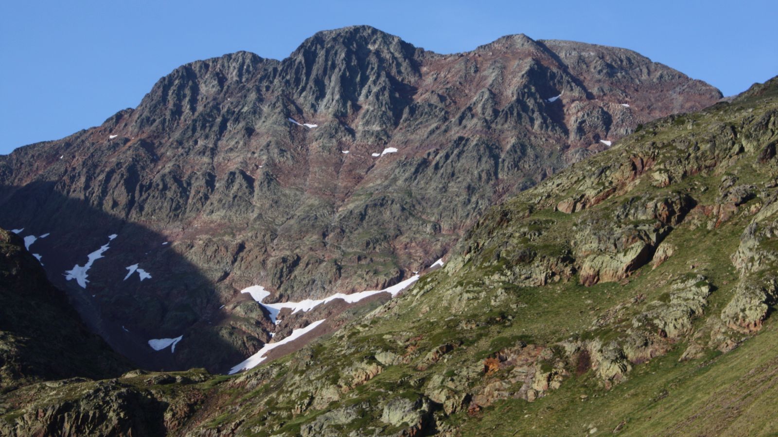 La Guardia Civil de Huesca rescata el cuerpo sin vida de un hombre de 63 años en el pico Estatas (Pirineo)