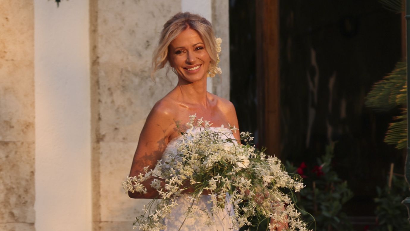 Susanna Griso deslumbra con un vestido de novia bohemio y minimalista en la Costa Brava para su boda con Luis Enríquez