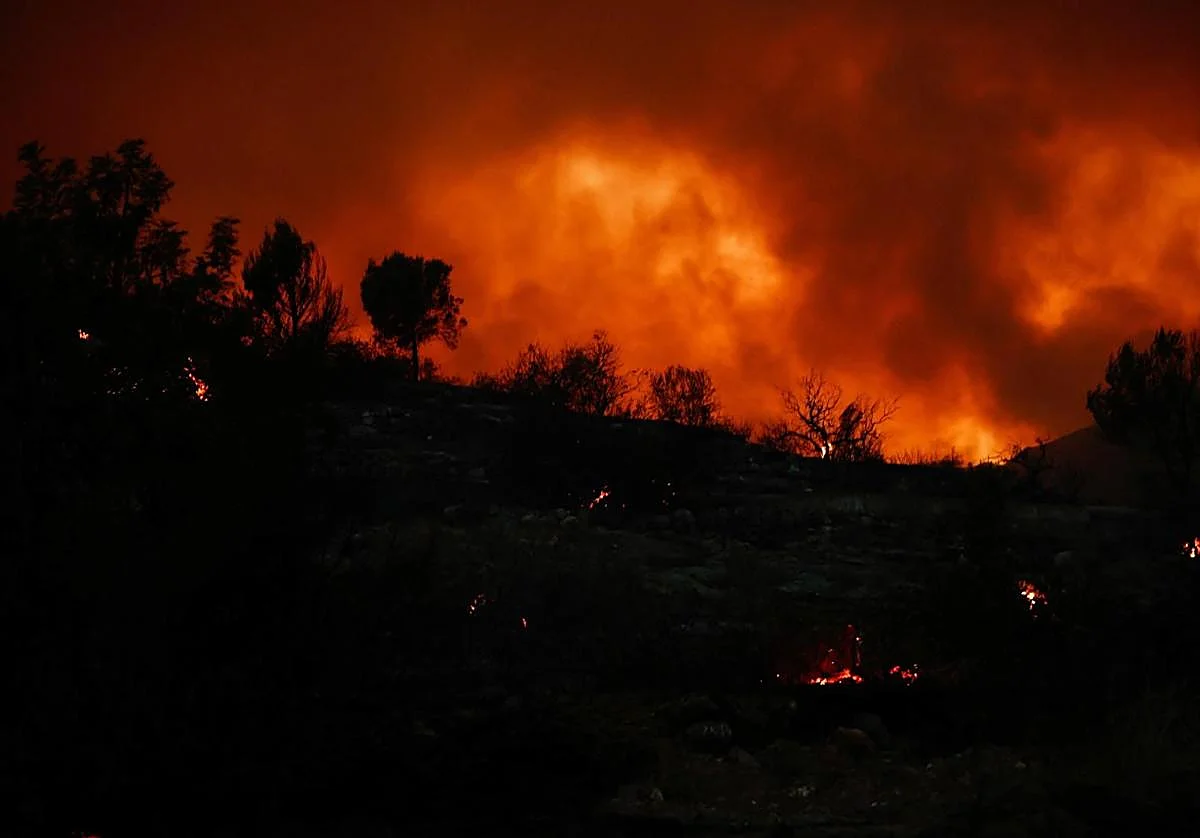 El incendio de Castellón alcanza un perímetro de 21 kilómetros, entra en el parque natural y ya deja 15.000 evacuados