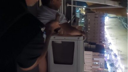La Policía de Benidorm salva a un niño autista sentado en el aire acondicionado de una planta 21: "El padre lo dejó solo"