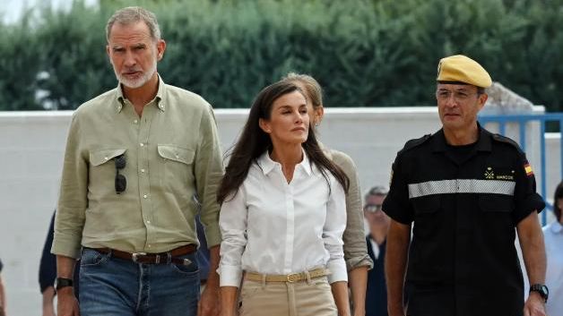 El rey Felipe VI, junto a Letizia, visita a los damnificados por los incendios en Madrid: "Unidos se puede afrontar cualquier riesgo"