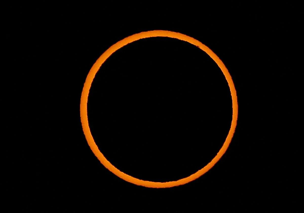 Pararte con el coche para ver el eclipse solar total del 12 de agosto puede salirte caro: las multas de la DGT