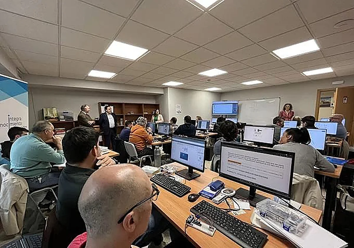 Andalucía se rinde al encanto del algoritmo: casi siete de cada 10 andaluces ya tutean a la Inteligencia Artificial