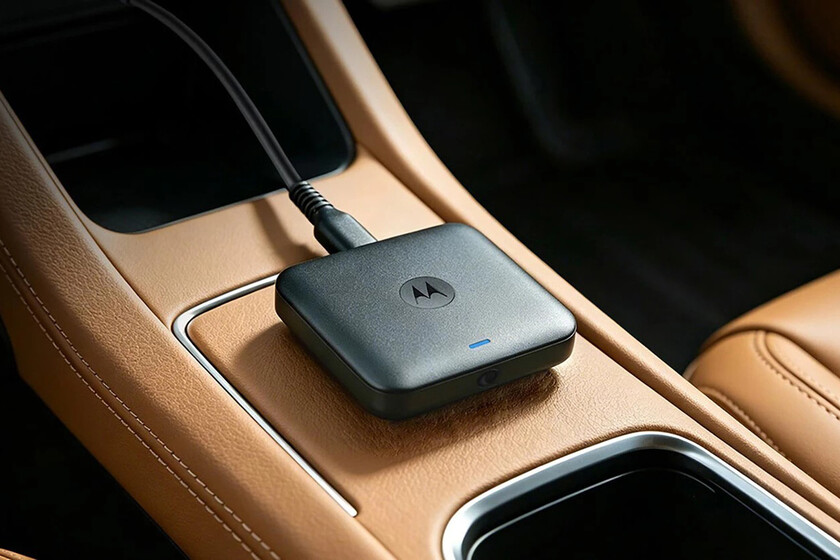 Permite conectar dos móviles a Android Auto sin cables: así es el nuevo adaptador inalámbrico de Motorola con sello de Google