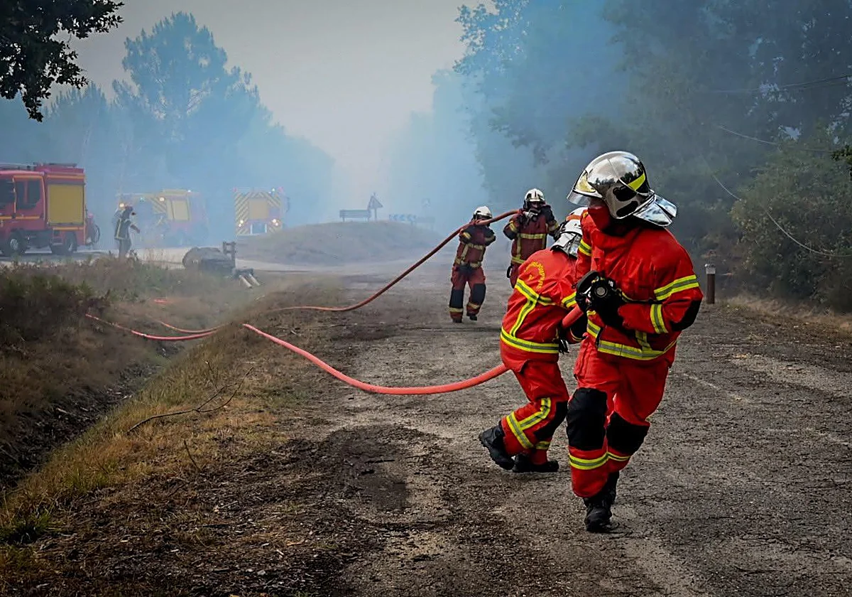 Una noche de respiro, el desafío de evacuar Burdeos y los ladrones de vino; las caras del megaincendio en Francia