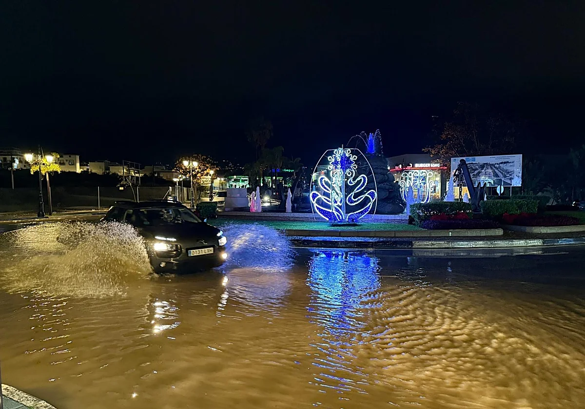 La lluvia deja varias calles anegadas en Marbella