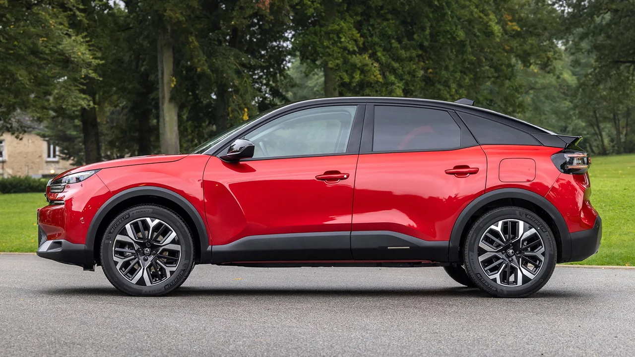 El SEAT León de Dacia existe, se fabrica en España, tiene diseño a lo Stepway y, con 8.200 € de descuento, es el mejor anti-SUV barato