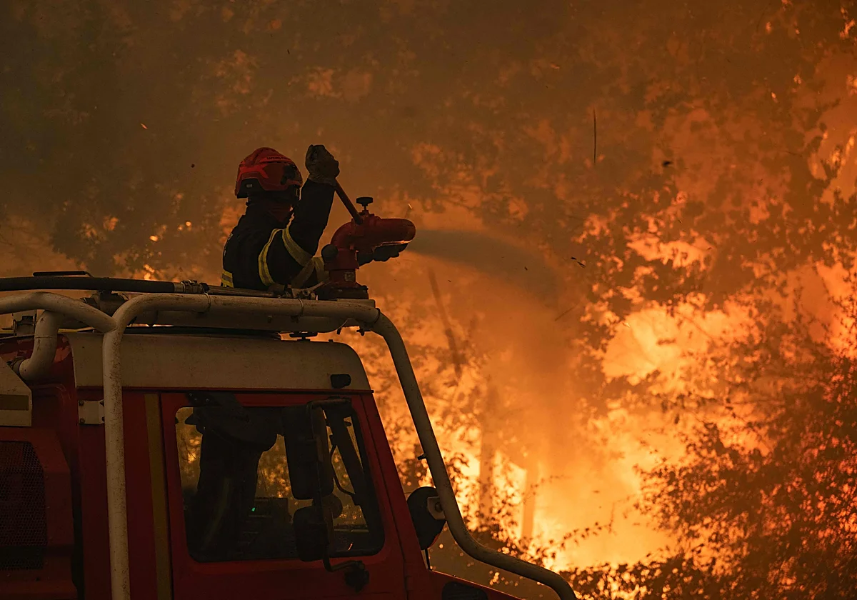 El megaincendio da un respiro en Francia y se queda a 15 kilómetros de Burdeos
