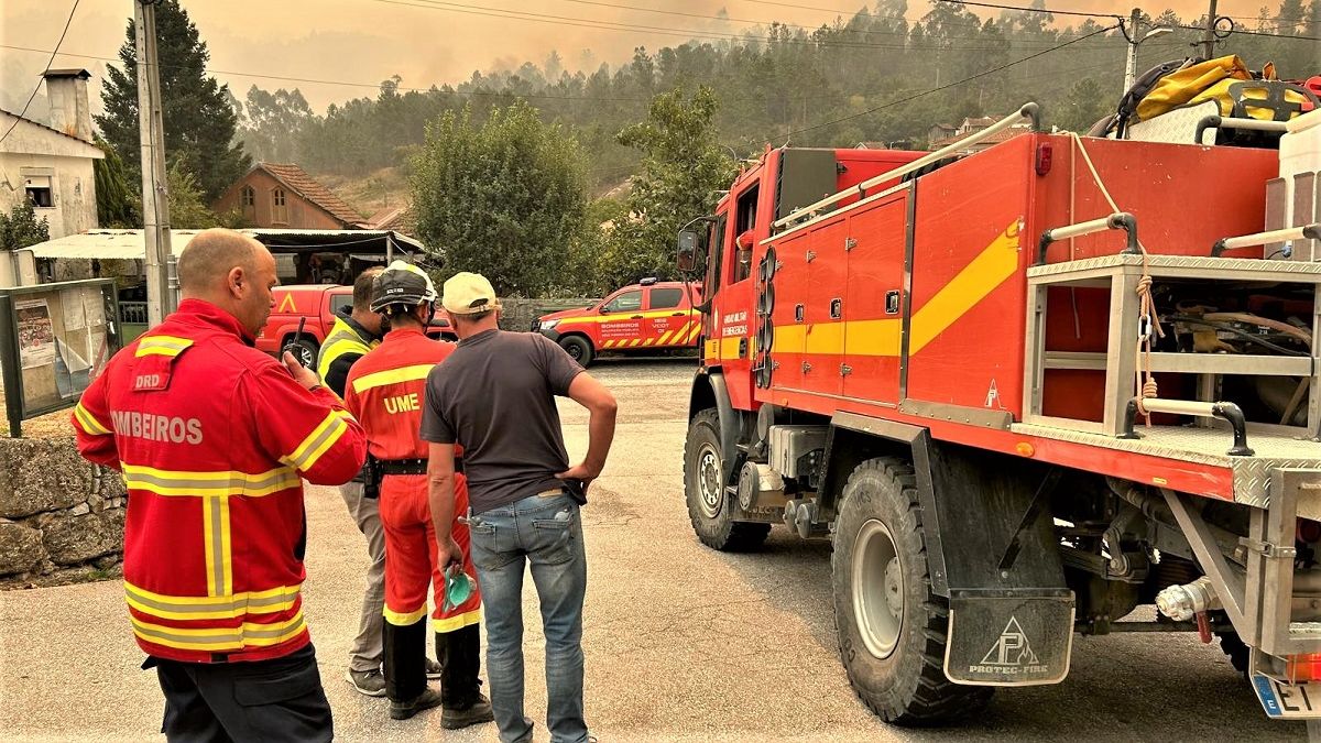 Griegos, portugueses e italianos, las 'brigadas internacionales' que combaten al fuego en Ávila: "España nos ayudó a nosotros"
