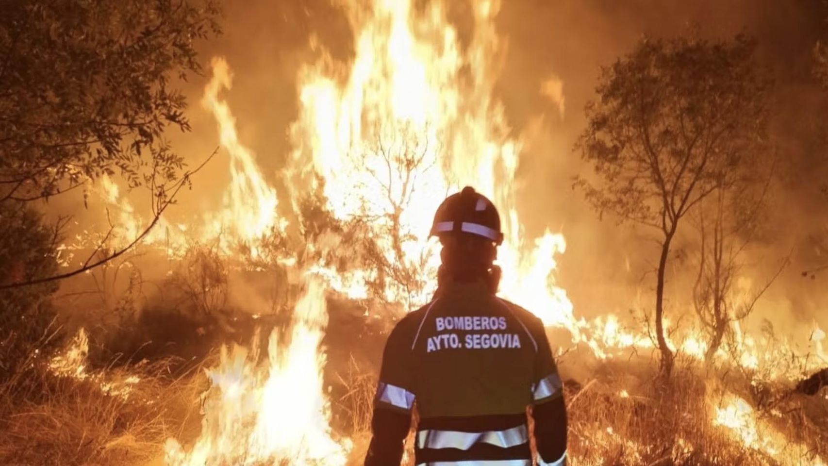 Bomberos, brigadistas y militares luchan a destajo sin contener el fuego cuando llega otra tremenda ola de calor