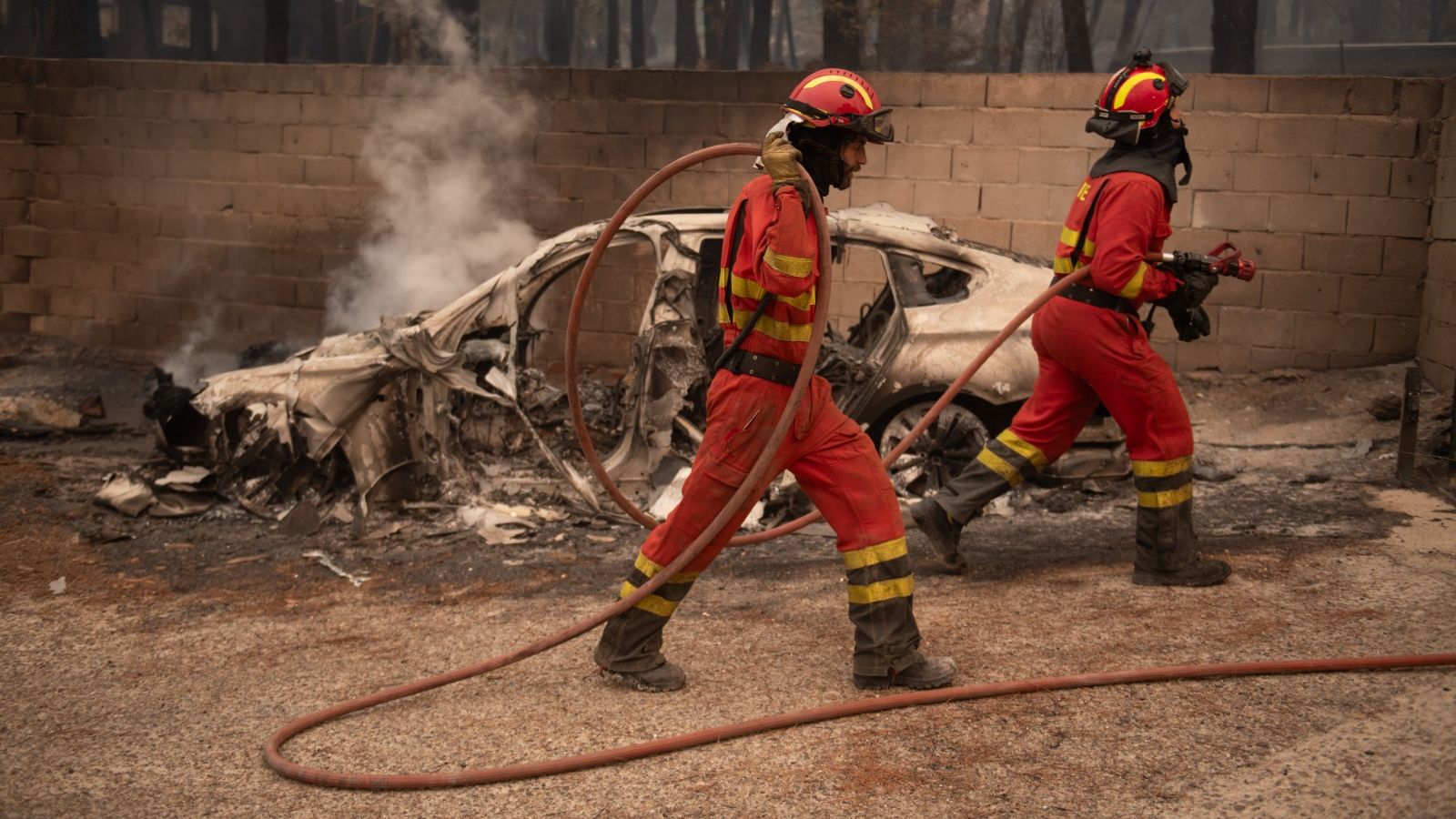 Humedeciendo árboles o con cortafuegos: así defienden los bomberos como Patxi a los pueblos de las llamas