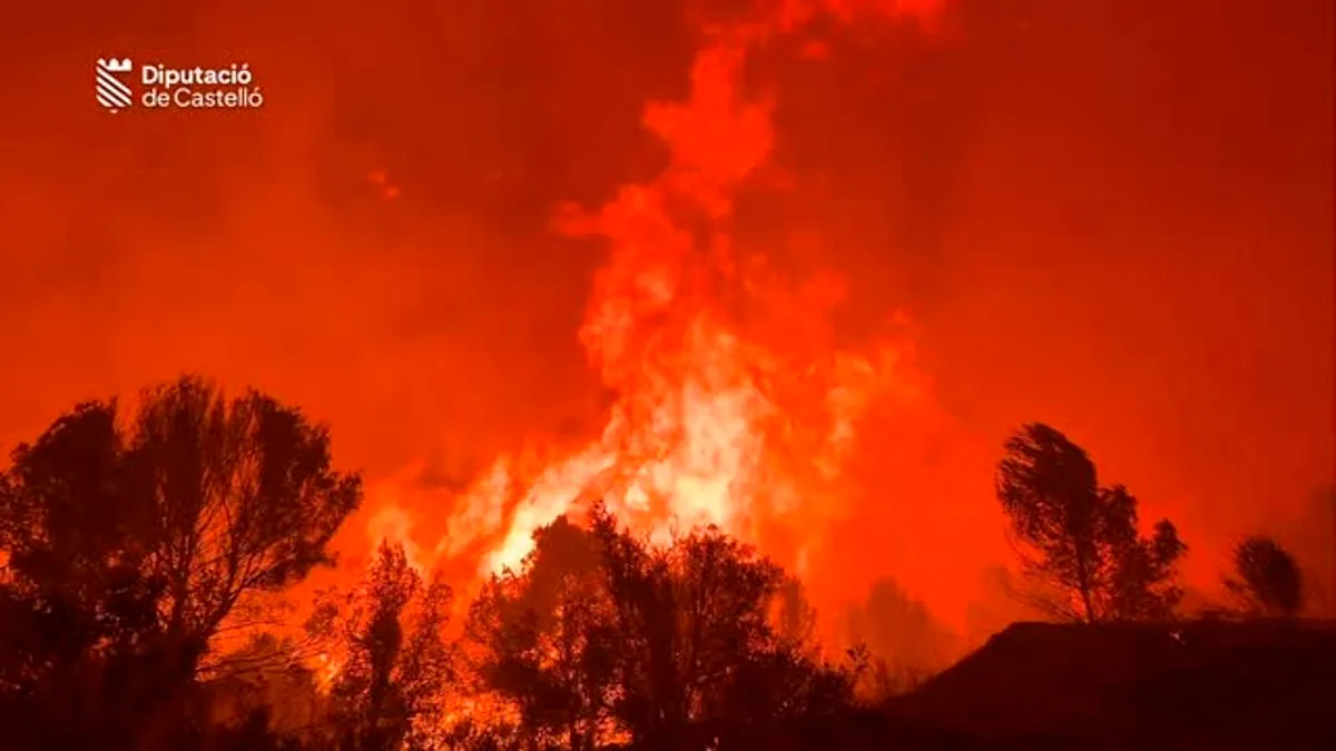 Los operativos contra incendios trabajan hoy contra reloj ante la inminente cuarta ola de calor