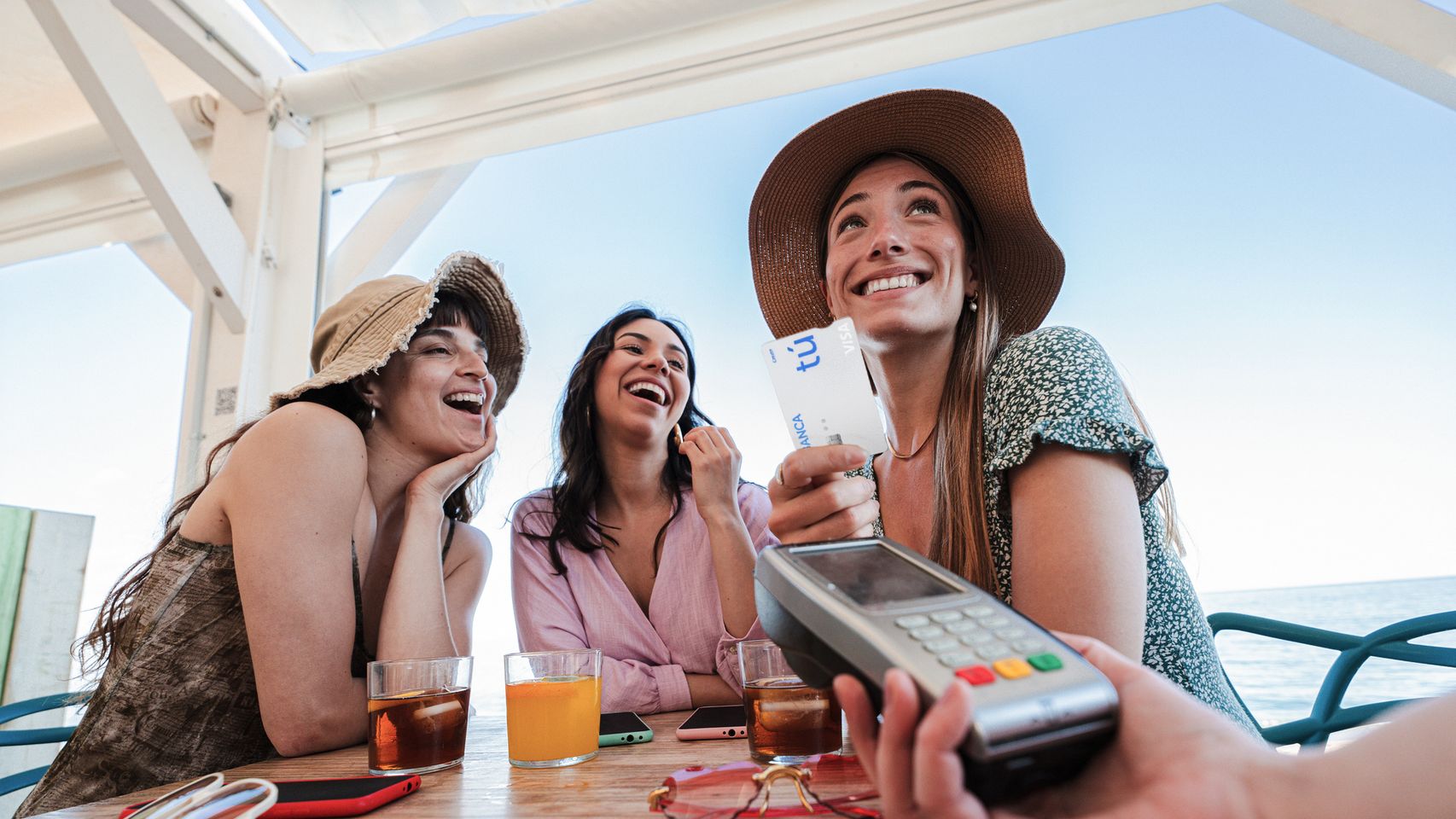Tarjetas con grandes ventajas para viajar en verano: sin comisiones y con total seguridad