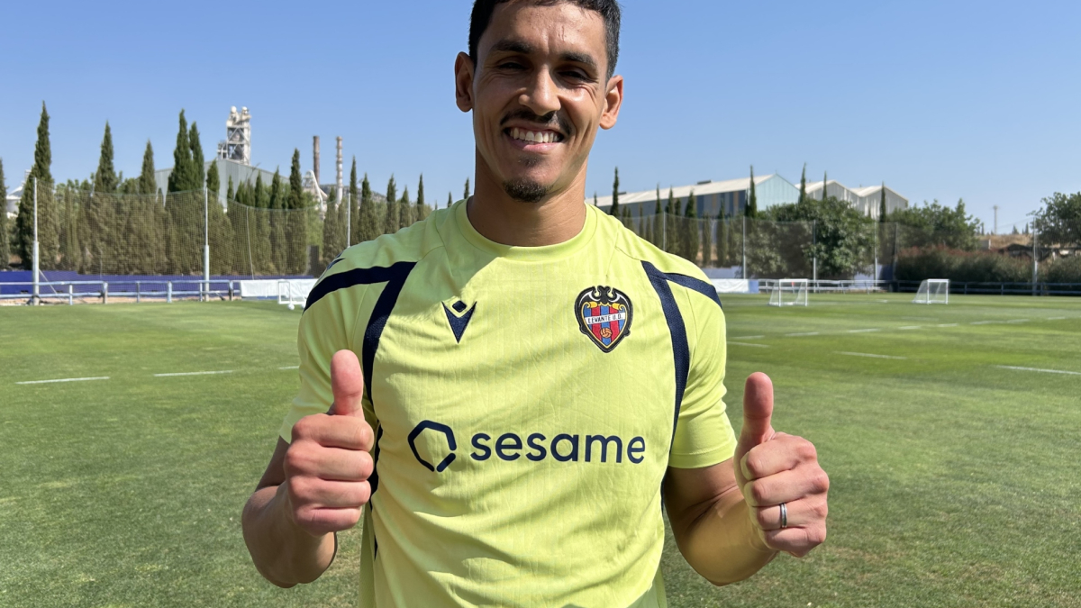 Chico nuevo en la oficina: Aïssa Mandi se incorpora a los entrenamientos