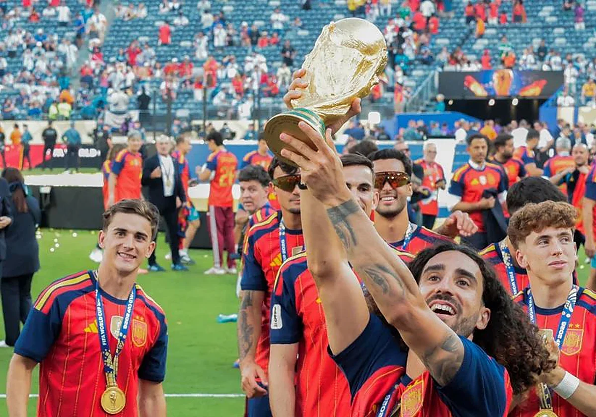 Cucurella cumple su promesa y se tatúa la cara de De la Fuente