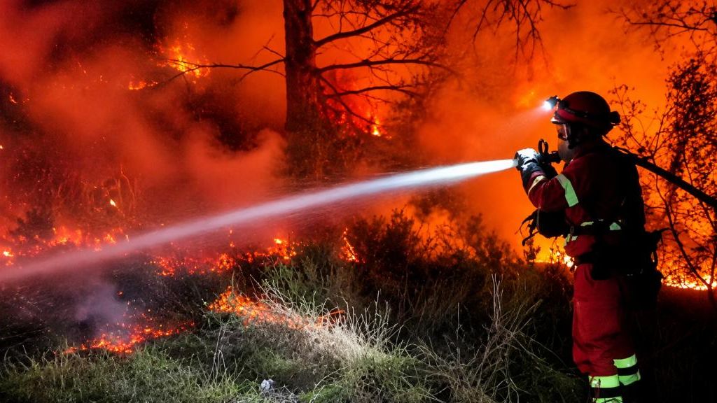 Incendios en España hoy, en directo | Última hora de las carreteras cortadas y fuegos activos en Madrid, Ávila y Vall d'Uixó