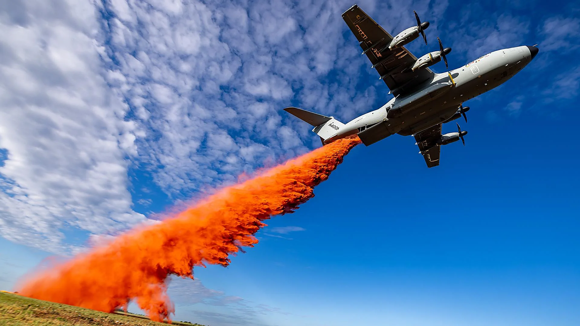 La lluvia roja sobre el incendio forestal: la verdad sobre los aviones del Ejército contra el fuego