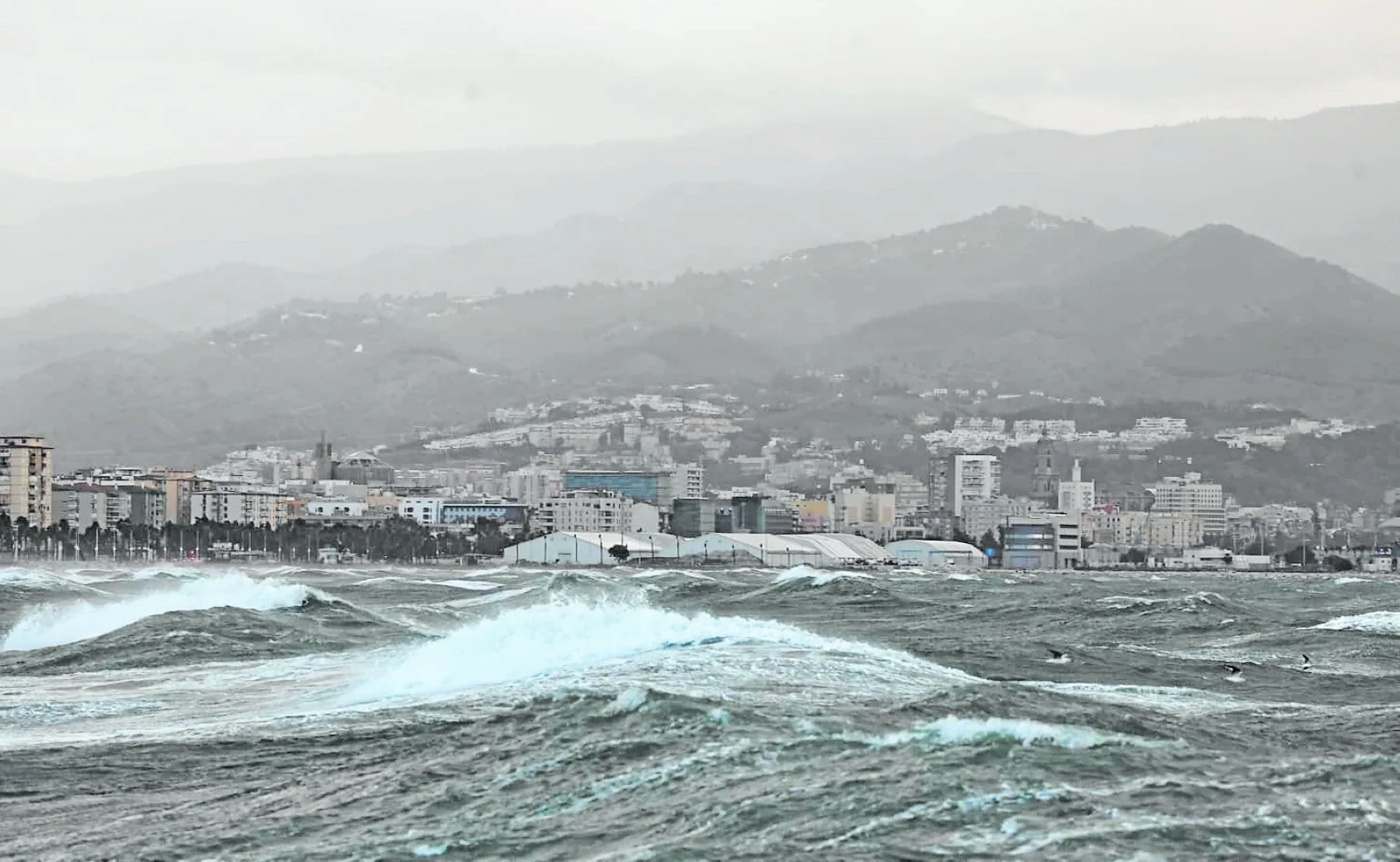 El temporal deja lluvia y granizo en el interior y la Costa del Sol y fuerte oleaje en el litoral