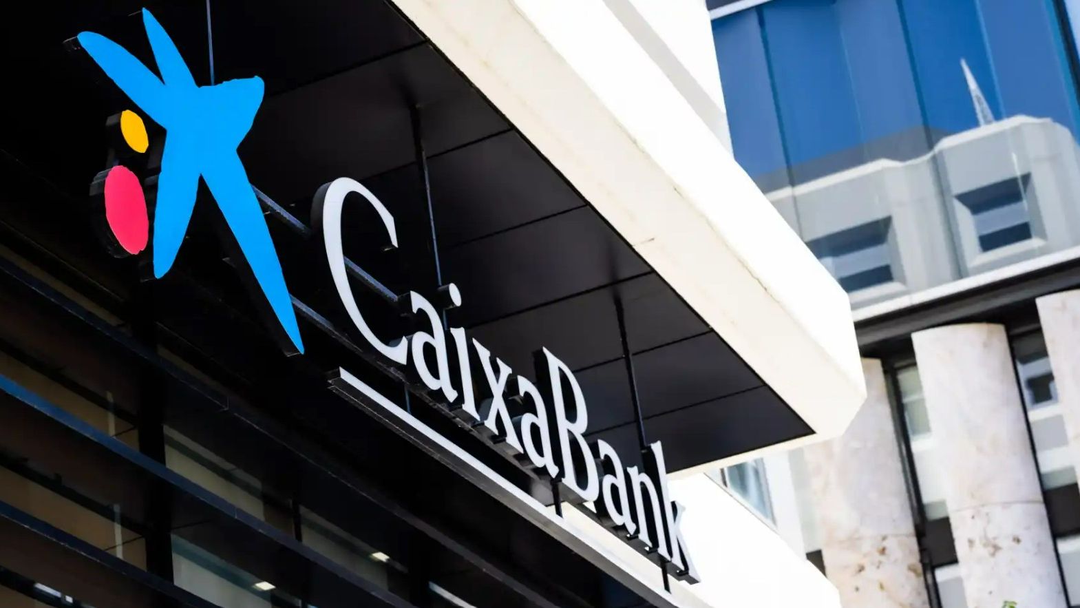 CaixaBank logra un beneficio de 3.203 millones de euros en el primer semestre de 2026, un 8,5% más que el año anterior